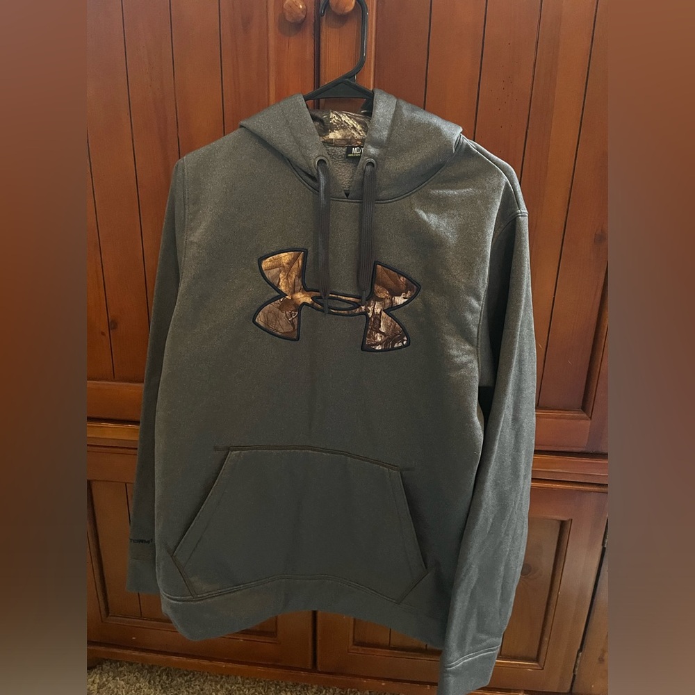 Under Armour men’s medium, loose fit hooded sweatshirt